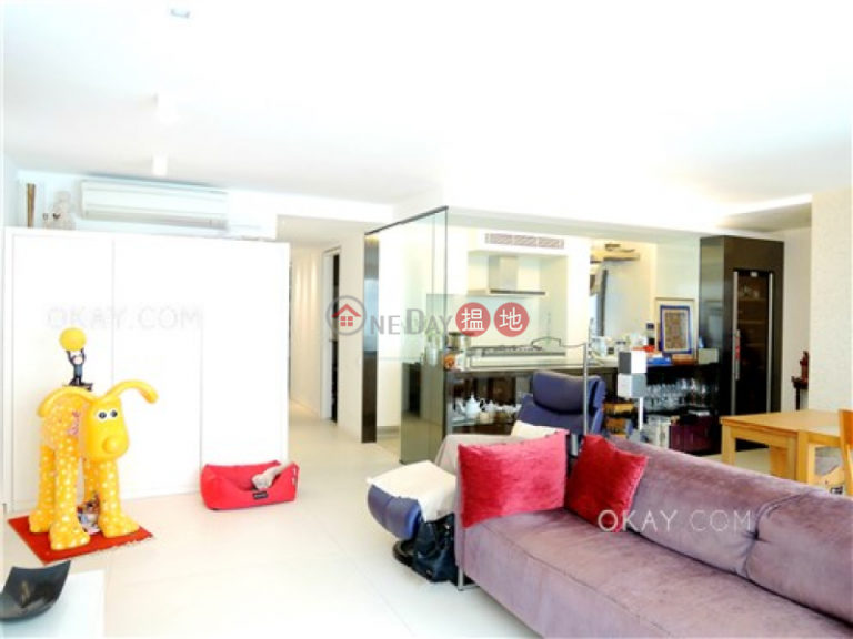 Lovely 2 bedroom with parking | For Sale