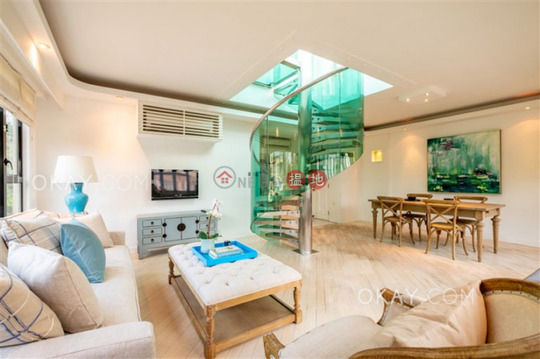 Charming penthouse with rooftop & parking | For Sale