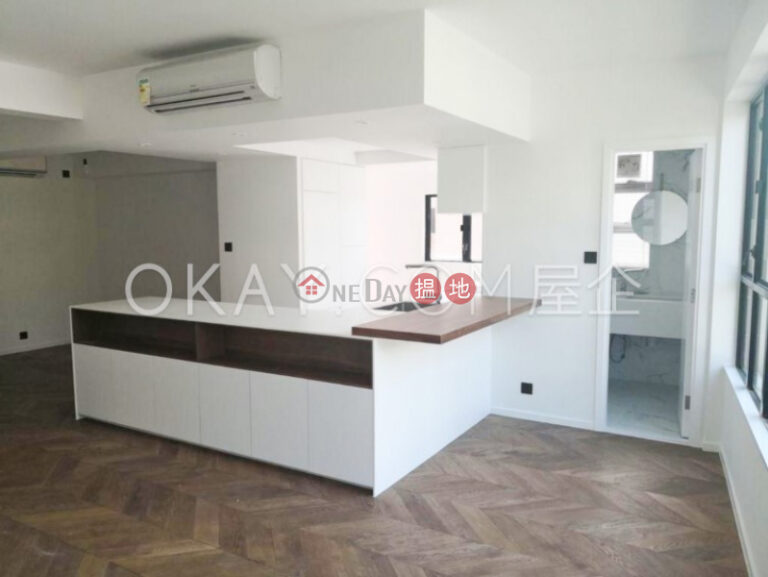 Lovely 2 bedroom with parking | For Sale